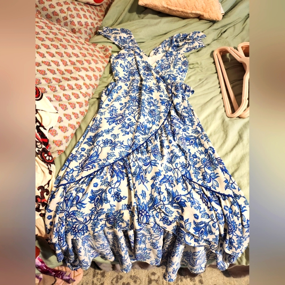 Beautiful blue and White floral dress, perfect for SPRING
